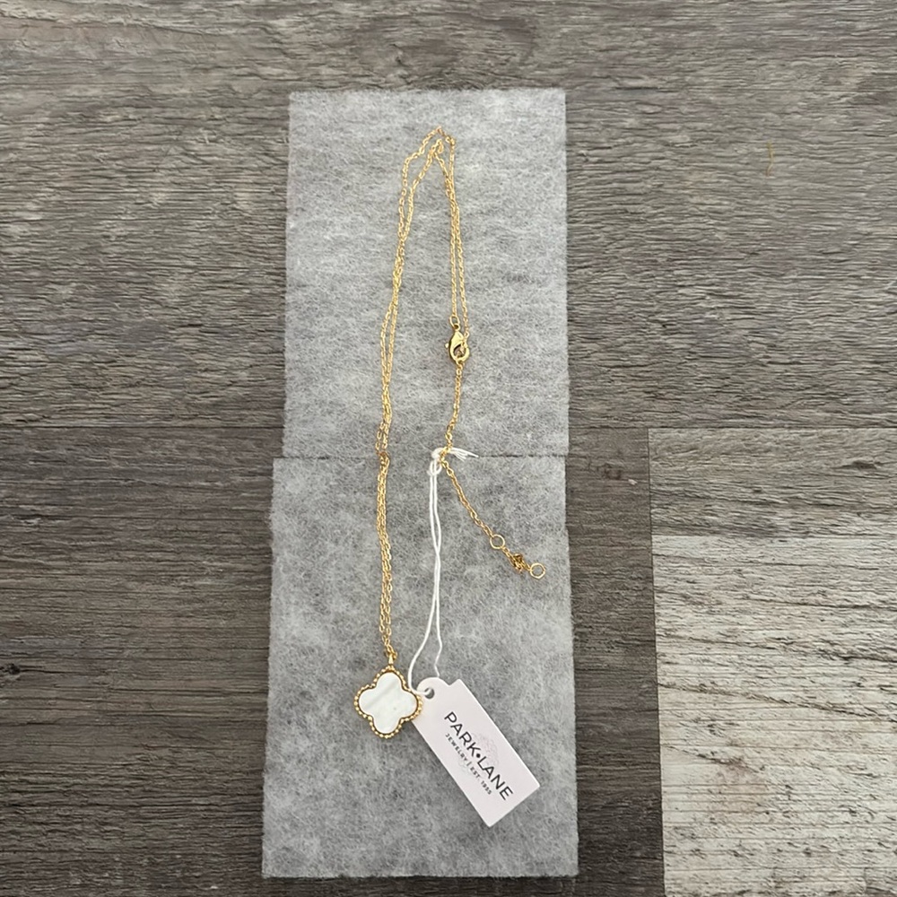 Icon Necklace white